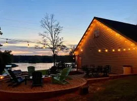 Modern 2BR Lake Suite Dock & Firepit