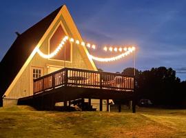 2BR A-Frame Cabin w Hot Tub Near Wine Trail, hotel en Makanda