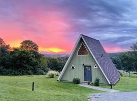Scenic 2BR A-Frame w Hot Tub & Views, hotel en Makanda