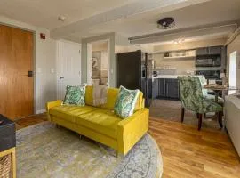 Urban-Chic King Suite Near SIU Carbondale