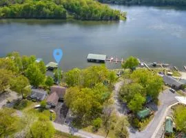 Upscale Lakefront Home w Dock & Kayaks