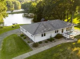 Classic Lakeside Vacation Sleeps 9