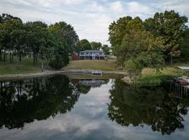 Classic Lakeside Vacation Sleeps 9