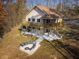 3BR Home w Hot Tub & Sunset Views Near SIUC, хотел в Карбондейл