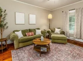 Modern 2BR Mid-Term Stay Fenced Yard