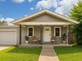Modern 2BR Mid-Term Stay Fenced Yard