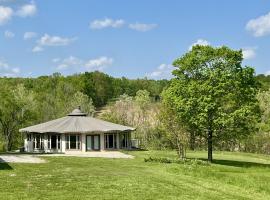 Unique 1970s Round House w Hot Tub, hotel v destinácii Elizabethtown
