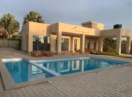 Palm Breeze Villa, מלון בSambuya