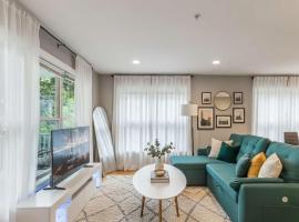 Modern 3 Bed 3 Bath Condo in Uptown, hotel v destinaci Minneapolis