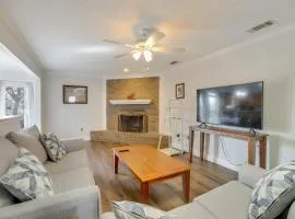 11 Mi to Dtwn Dallas: Charming Home w/ Deck & Yard