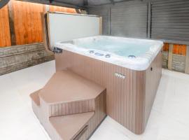 Hot Tub Hideaway, Private Retreat, hotel Walsallban