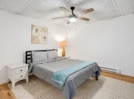 Saddle Hills Unit 2 - Cozy Mountain Stay, 5 Minutes to Downtown and Hiking