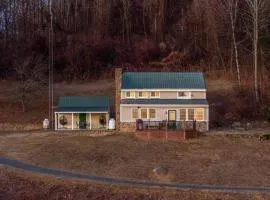 Mack's Retreat - Monroe Retreat with Mountain Views and Fire Pit!