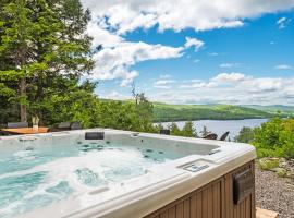 Chalet Le Panoramique, Magnifique vue sur la riviere Saint-Maurice, Hotel in Grandes-Piles