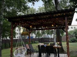 Cozy, modern home with yard near airport &shopping, hotel in Mārupe