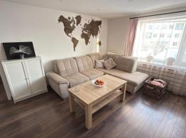 Cozy, modern home with yard near airport &shopping, hotell i Mārupe