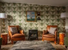 The Curator's Retreat For 8