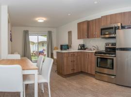 Riverside Resort & RV Park, glamping site in Qualicum Beach