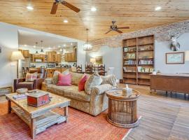 Private Hot Tub, Steps to Main St Saluda Retreat, Hotel in Saluda