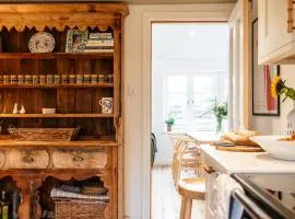 Cosy Cotswold cottage with wood-burning stove & garden