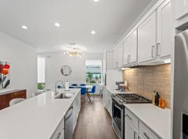 Modern Dallas Townhome with Private Rooftop, City View, Private Parking & Grill, villa en Dallas