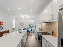 Modern Dallas Townhome with Private Rooftop, City View, Private Parking & Grill