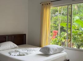 Hospedaje con acceso al rio y piscina en finca la fortuna con piscina, amplias zonas sociales y verdes, hotel a La Concepción