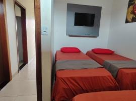 Quarto Triplo Comercial - Queen's Hotel: Formosa'da bir otel