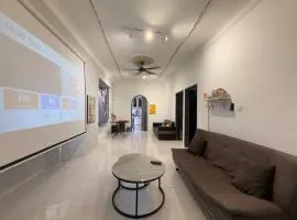 Austin Taman Daya Large Corner House for 10 Pax