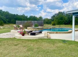 Hill Country Escape Family Home with Outdoor Oasis, Hotel in Dripping Springs
