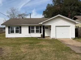 The Crew House 2BR 1BA Near Refineries