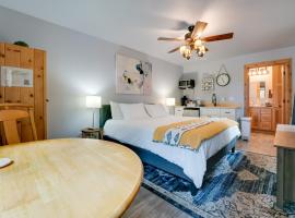 Gateway to Lassen Volcanic! Cozy Woodland Studio, Hotel in Westwood