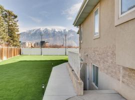 Stunning Peak Views Near Utah Lake! Cozy Getaway, hotel a Orem