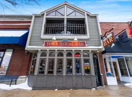 Downtown Charlevoix Balcony Loft Walk to Dining,