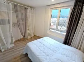 Apt 14 au 3ème étage, un superbe T2 bis d'environ 60m2, climatisé et entièrement équipé avec une terrasse privée, dans un immeuble authentique du 18 ème siècle