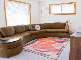 Retro 70s Styled Home 15 min to Downtown, hotel din Denver