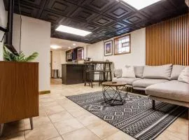 Stylish Garden-Level 2BR: Quiet Neighborhood