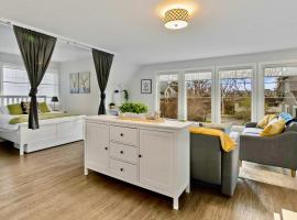 Local Loft - Downtown Okotoks - 2BD - Private – hotel w mieście Okotoks