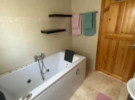 Rockside Villa Cashel Sleeps 7, Jacuzzi Bath, Walk to Rock of Cashel, hotel a Cashel