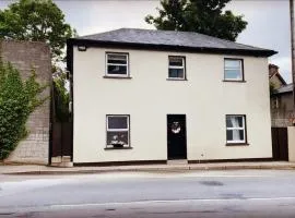 Rockside Villa Cashel Sleeps 6, Jacuzzi Bath, Walk to Rock of Cashel