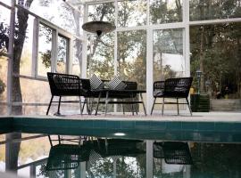2 Luxury Tents in Majkhali w Heated Pool- Chinar and Deodar, hotel in Chaubattia
