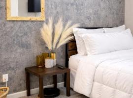 Boutique Condo with Patio Heart of Downtown Memphis Gated Parking, хотел в Мемфис