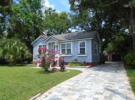 Charming Blue Bungalow with Fire Pit and Fenced Yard Oasis, hotel a Jacksonville