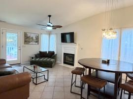 Cozy 2-Bedroom Duplex in Little River, hotel a Little River