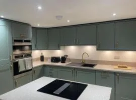 Huddersfield Lux 2 Bedroom Apartment & Opposite Train Station & City Centre