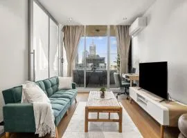 2BR CBD Zen Retreat - Pool, Gym & Free Parking