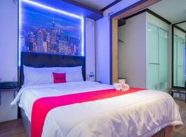 RedDoorz Plus @ Pondok Labu, hotel din Jakarta
