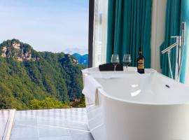 Picturesque Forest Lodge-Near the Ticket Gate-English Services, hotel met hottubs in Zhangjiajie