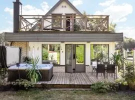 Coastal Villa 4BRw Jacuzzi,Big Garden & 300M to Beach