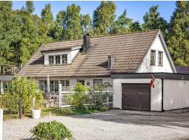 Coastal Villa 4BRw Jacuzzi,Big Garden & 300M to Beach, отель в городе Nybro